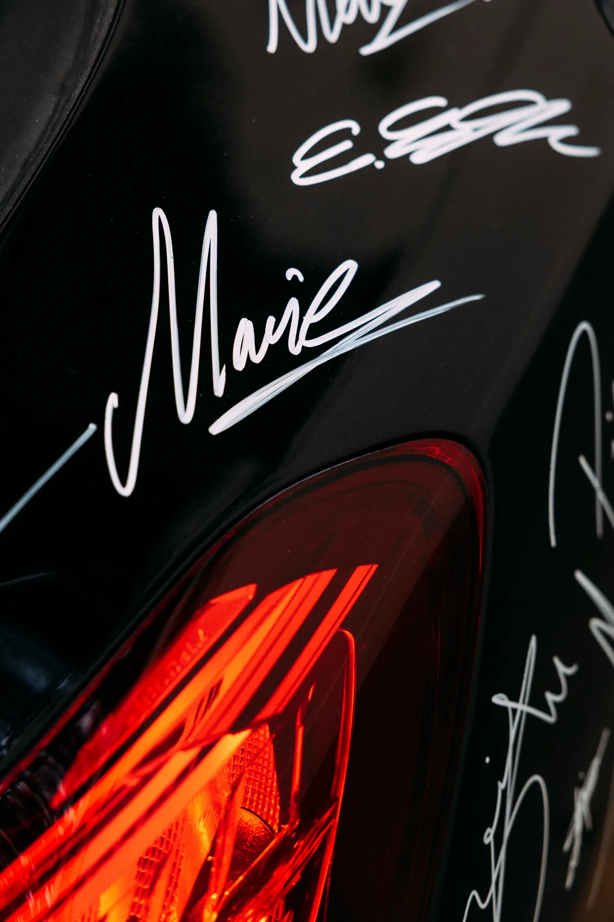 Petition Car – signature sur la carrosserie