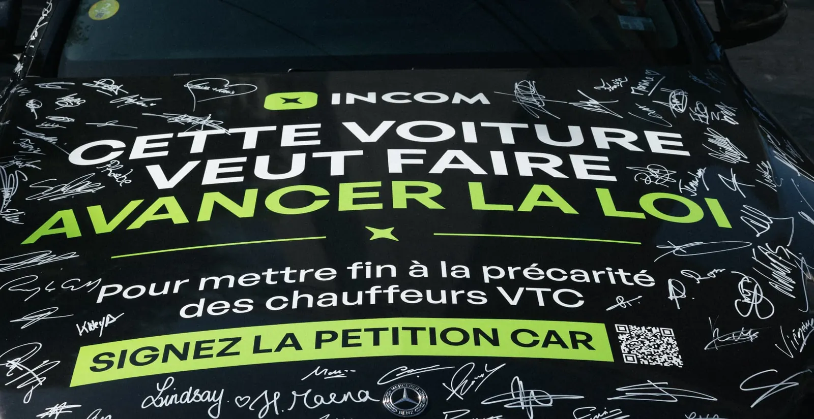 Capot signé de Petition Car portant le message Cette voiture veut faire avancer la loi
