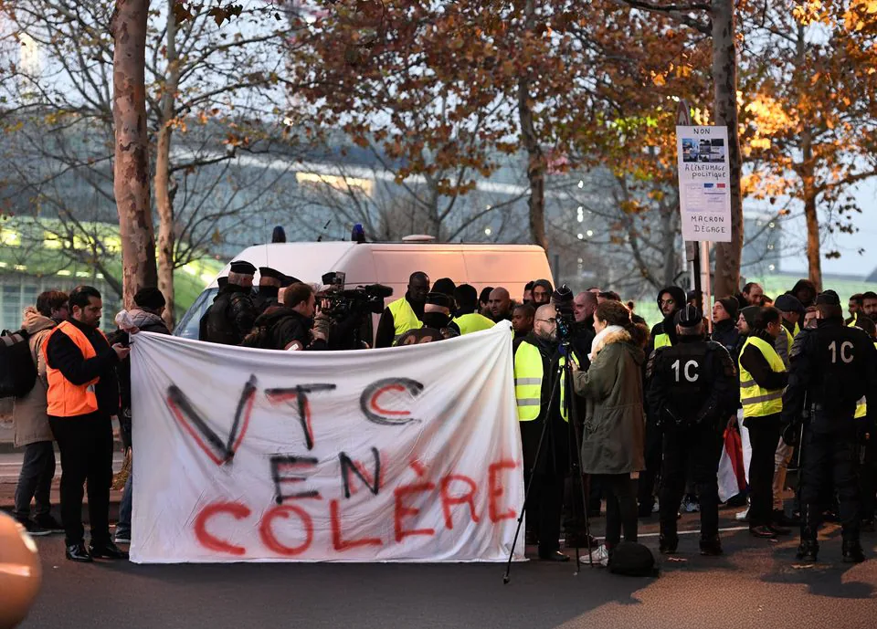 Des chauffeurs VTC manifestent en gilets jaunes, le 17 novembre 2018 à Paris